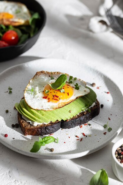 Foto sándwich con aguacate y huevo frito