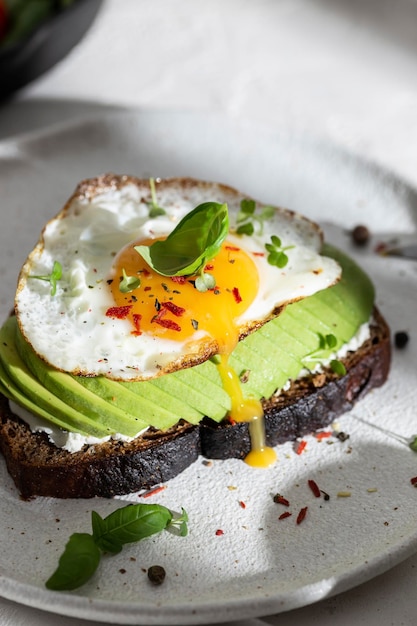 Sándwich con aguacate y huevo frito