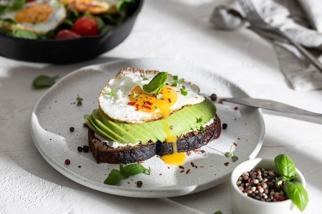 Foto sándwich con aguacate y huevo frito