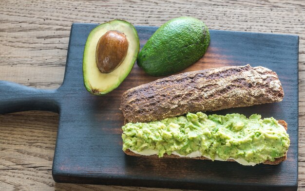 Sandwich con aguacate machacado