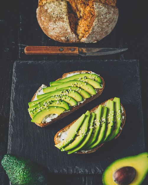 Sándwich de aguacate en pan de centeno oscuro hecho con aguacates frescos en rodajas