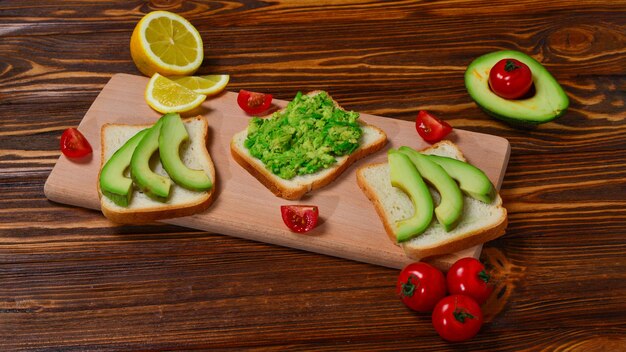 Sándwich de aguacate en un pan hecho con aguacates frescos en rodajas desde arriba