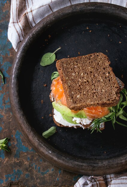 Sandwich de aguacate, salmón y ricota