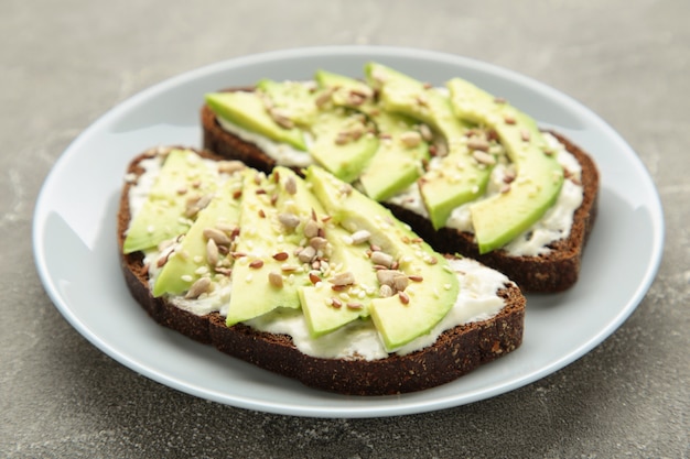 Sándwich de aguacate sobre pan de centeno oscuro hecho con aguacates frescos en rodajas