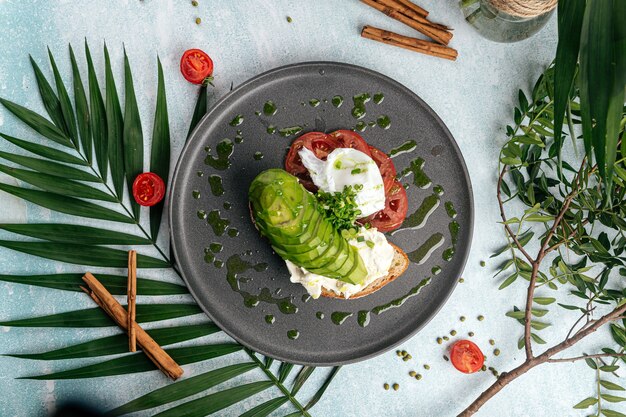 Sándwich de aguacate con tomate y huevo poché