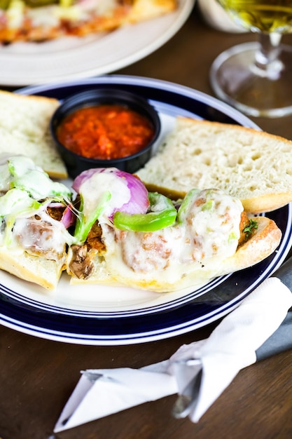 Sándwich de albóndigas con salsa en el plato en un restaurante italiano.