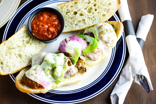 Sándwich de albóndigas con salsa en el plato en un restaurante italiano.