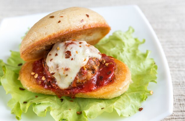 Sandwich con albóndigas en salsa de tomate y mozzarella