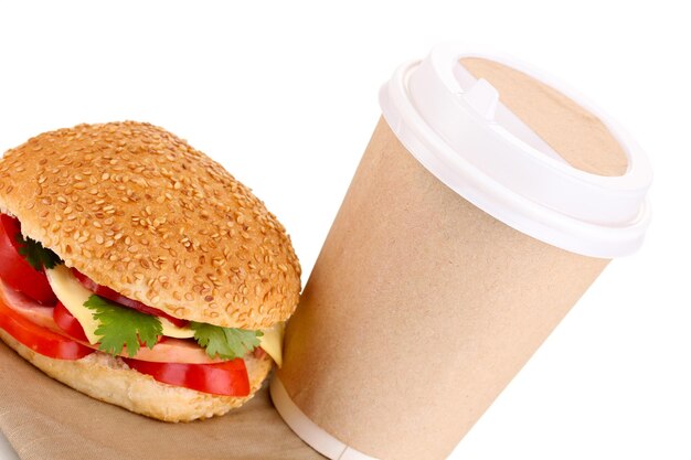 Sándwich apetitoso con café en vaso desechable aislado en blanco