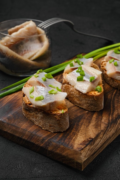 Sándwich con arenque salado y cebolla verde