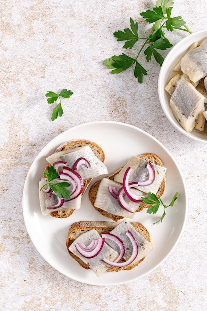 Sándwich de arenque Tostadas con pan de arenque y cebolla Vista superior