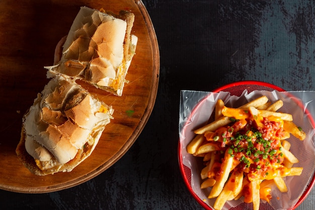 Sándwich argentino con papas fritas milanesa lomito