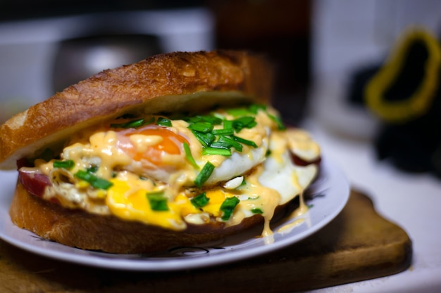 Sandwich asado con chorizo, huevo, queso y cebolla verde. jugoso sándwich de pan tostado doble.