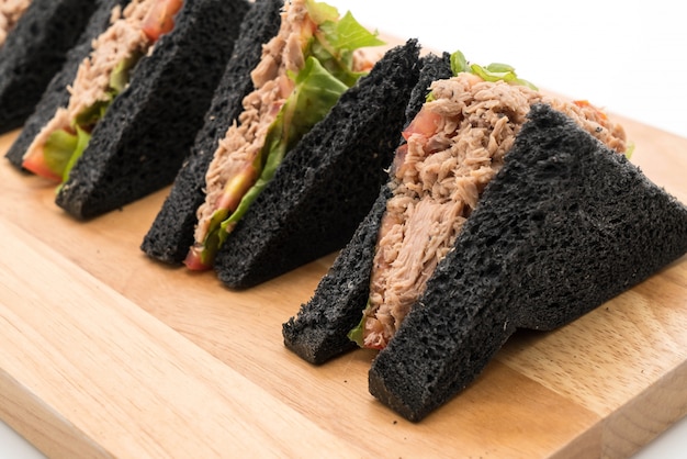 Sándwich de atún con carbón