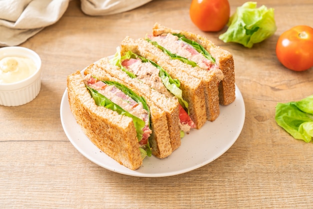 Sandwich de atún casero