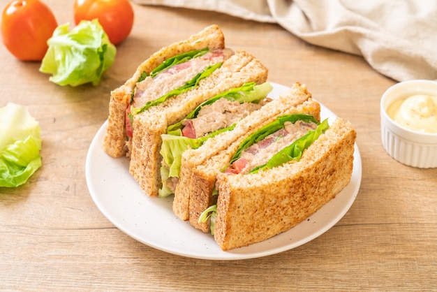 Sandwich de atún casero