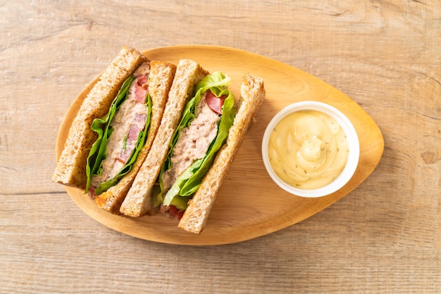 Sandwich de atún casero