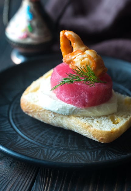 Sandwich con atún, garra de cangrejo y mozzarella