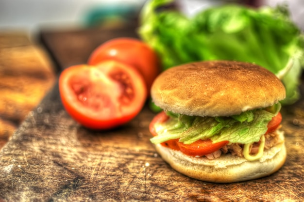 Sándwich de atún en una mesa de madera