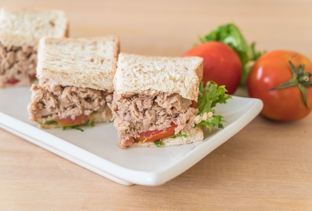 sandwich de atún en un plato