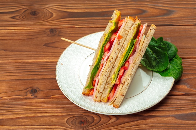 Sandwich auf einem Holztisch