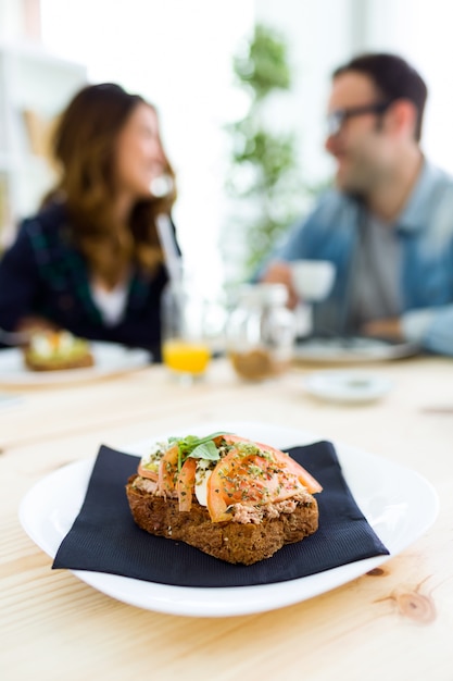 Sandwich auf Holztisch