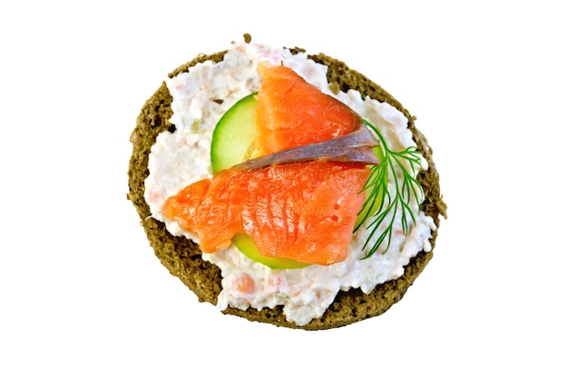 Foto sandwich aus roggenbrot mit sahne, gurke, dill und lachs auf weißem hintergrund von oben isoliert