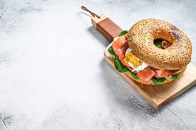 Sándwich de bagel con salmón, queso crema, espinacas y huevo