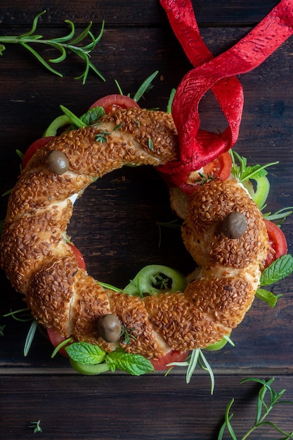 Un sándwich de bagel con tomates y pepinos