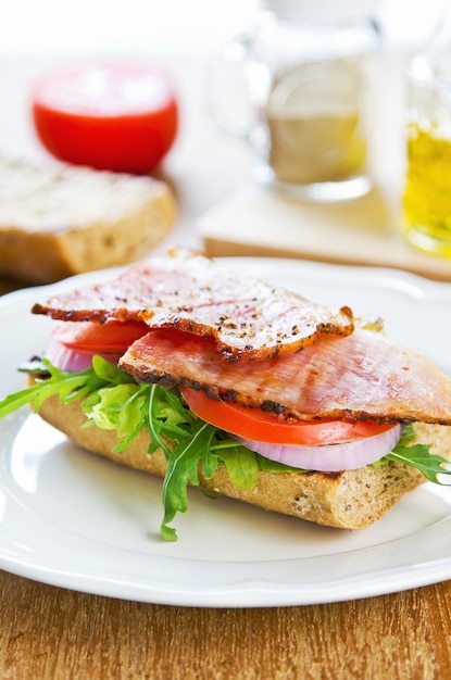 Sándwich de baguette de jamón asado sobre centeno