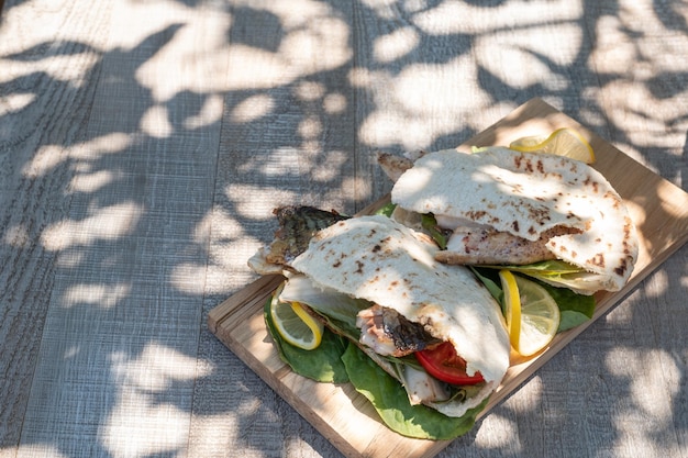 Sandwich balik ekmek mit gegrilltem Filet von Makrelen, Tomaten, Zwiebeln und Salat