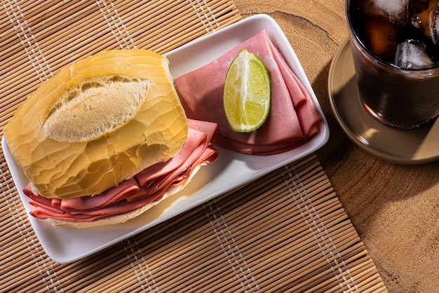 Sándwich de Bolonia en una mesa de madera