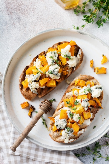 Sándwich de calabaza al horno con queso dorblu con moho azul