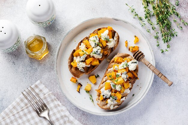 Sándwich de calabaza al horno con queso dorblu con moho azul