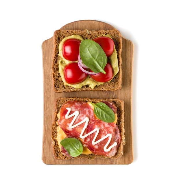 Sandwich Canape oder Crostini mit offenem Gesicht auf einem hölzernen Servierbrett