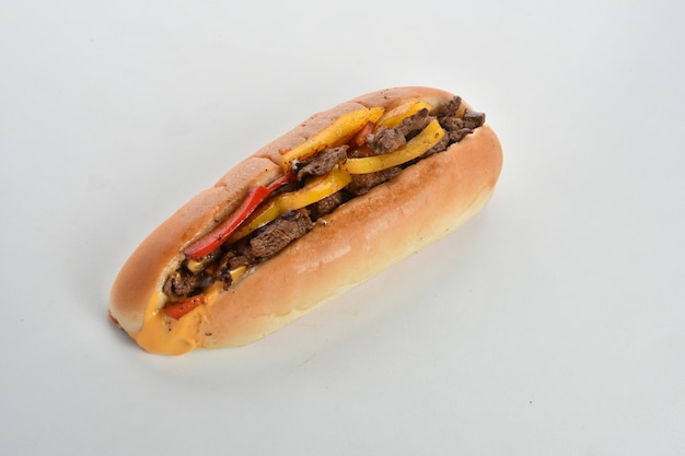 Sándwich de carne envuelta en fajita aislado sobre un fondo blanco