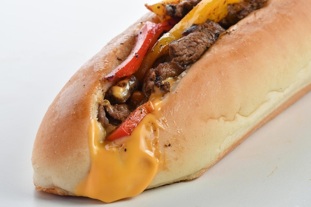 Sándwich de carne envuelta en fajita aislado sobre un fondo blanco