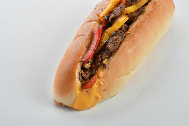 Sándwich de carne envuelta en fajita aislado sobre un fondo blanco