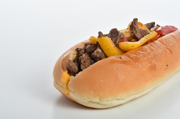Sándwich de carne envuelta en fajita aislado sobre un fondo blanco