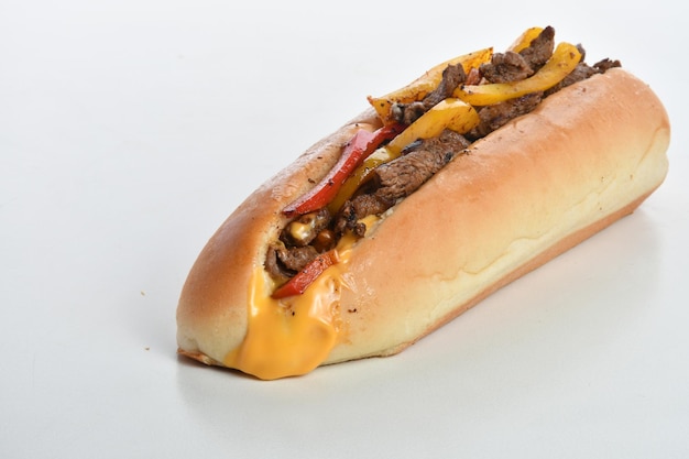 Sándwich de carne envuelta en fajita aislado sobre un fondo blanco