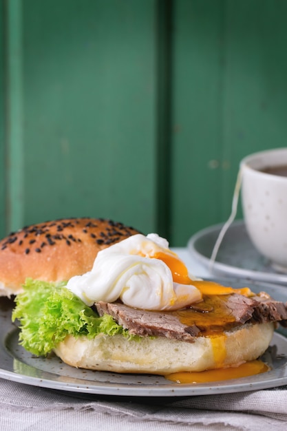 Sándwich Con Carne Y Huevo