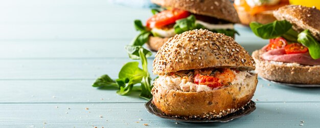 Foto sándwich con carne de res y tomates frescos