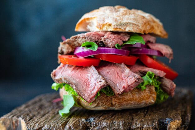 Sándwich de carne y verduras hogaza de pan, tomate, lechuga