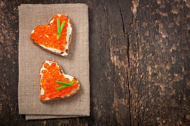 sandwich con caviar rojo en forma de corazón