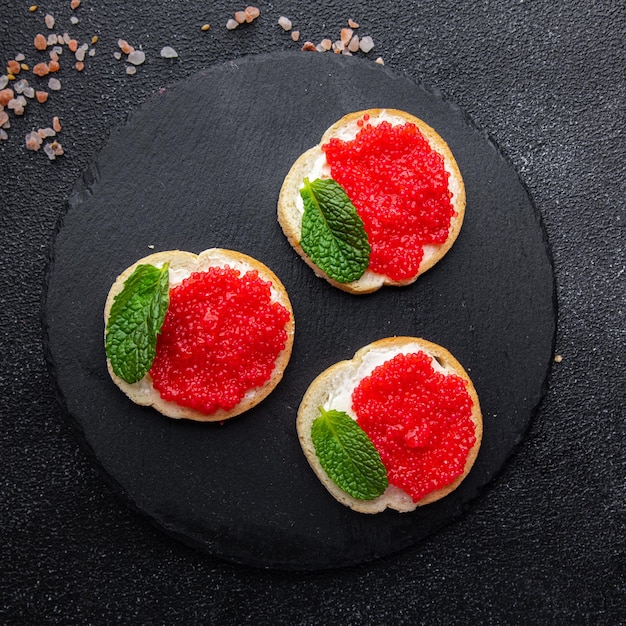 sándwich de caviar rojo marisco comida fresca comida bocadillo en la mesa espacio de copia fondo de comida rústico