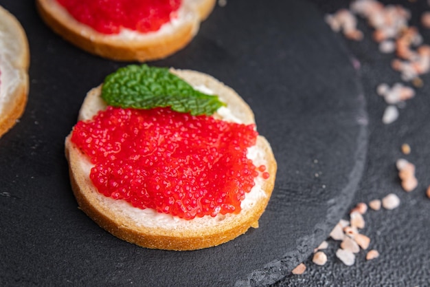 sándwich de caviar rojo marisco comida fresca comida bocadillo en la mesa espacio de copia fondo de comida rústico