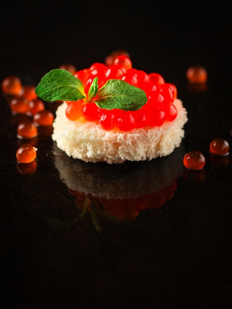 Sandwich con caviar rojo