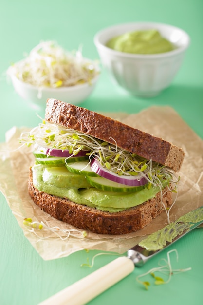 Sándwich de centeno saludable con brotes de alfalfa de pepino y aguacate