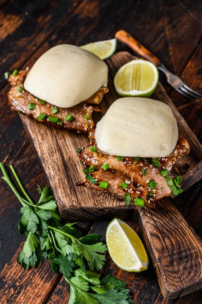 Sándwich chino bollos gua bao al vapor con carne de cerdo.