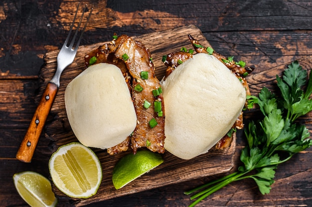 Sándwich chino bollos gua bao al vapor con carne de cerdo.